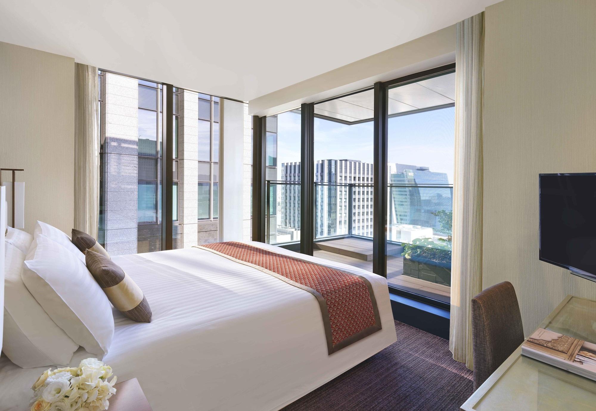 Oakwood Premier Tokyo Hotel Exterior photo A bedroom at The Ritz-Carlton, Hong Kong