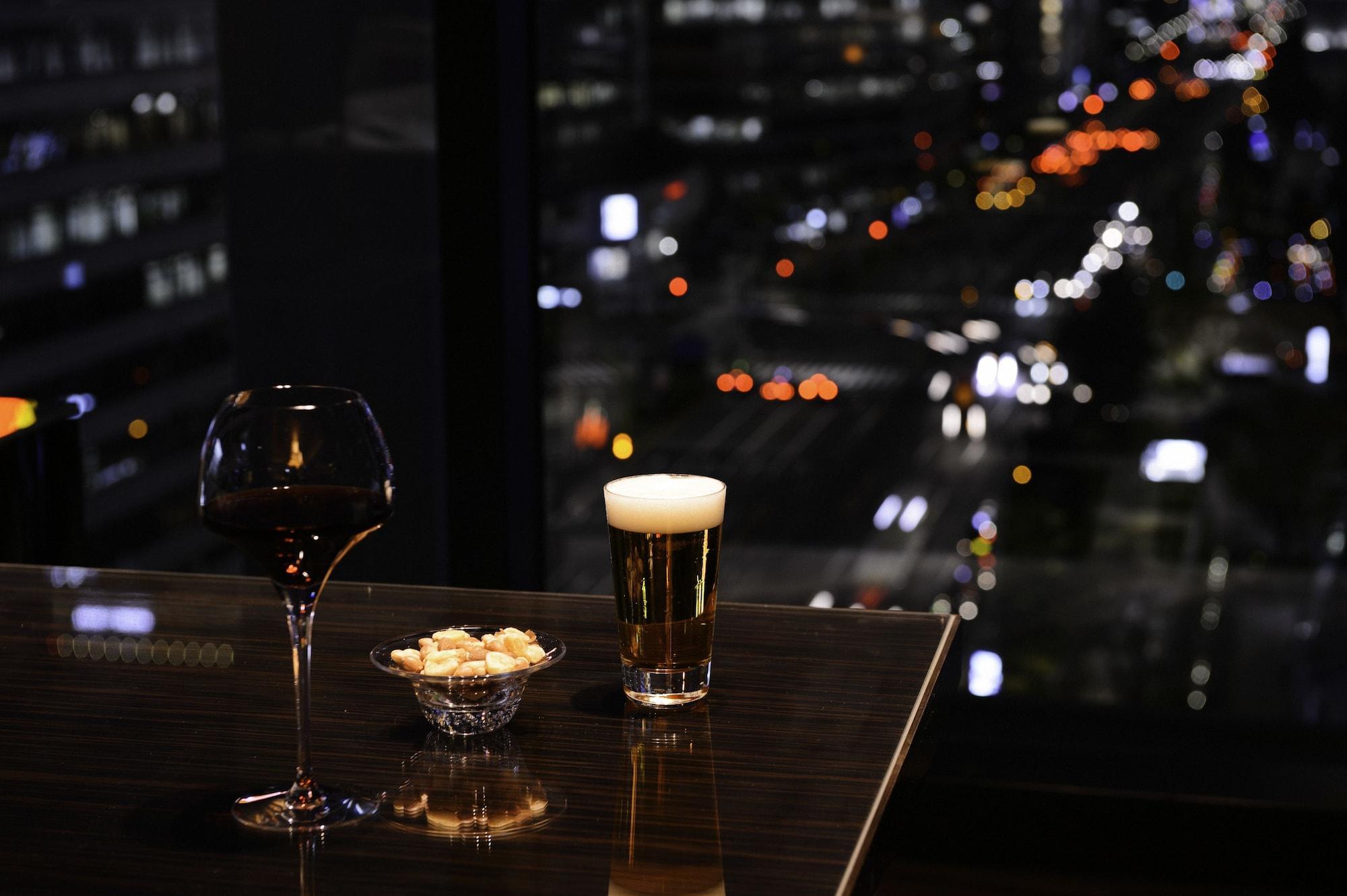 Oakwood Premier Tokyo Hotel Exterior photo A glass of beer and a glass of wine