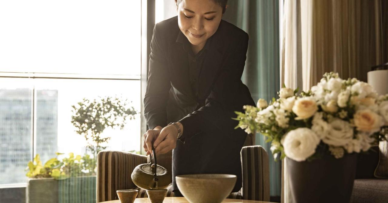 Oakwood Premier Tokyo Hotel Exterior photo A Thai woman pouring tea